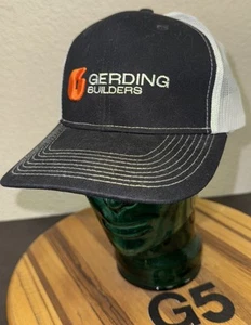 NEU OHNE ETIKETT GERDING BUILDERS SCHWARZ & WEISS MESH RÜCKEN STRAPBACK HUT. NIE GETRAGEN G5 - Bild 1 von 3