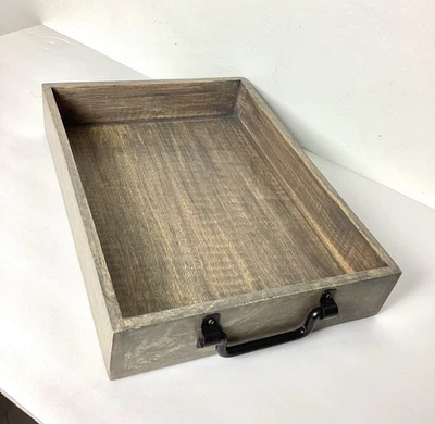 Bandeja para servir de madera Thirty-One asas de metal nueva en caja madera lavada gris Foto 1 de 4