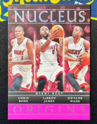 LeBron James/Dwyane Wade/Chris Bosh 2024-25 Panini Origins Núcleo Rosa 61/99 - Imagem 1 de 2