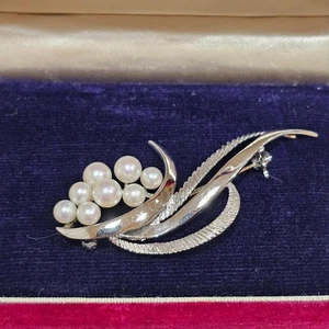 MIKIMOTO Pearl Brooch SV925 with 8 Akoya Pearls Vintage Jewelry Japan Pre-owned - Picture 1 of 9