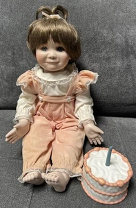 "Muñeca de porcelana de 16"" sentada para bebés usada con pastel de cumpleaños guardería bebé" - Imagen 1 de 14