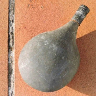 Poire à poudre ancienne Flasque en zinc, bouchon laiton - Photo 1/2