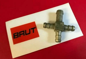 BRUT • NOS Triple Carburetor Fuel T-Fitting Scorpion Brut LC29 LC34 LC44 Polaris - Foto 1 di 1