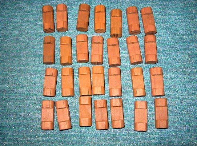 Lote de 28 troncos de construcción de madera Lincoln pequeños de 1 muesca de 1 1/2" de largo Foto 1 de 1