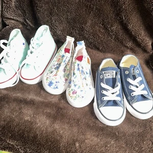 Set 3 Paar Mädchenschuhe Converse & Blowfish Größe 6 und 7 Neu - Bild 1 von 10