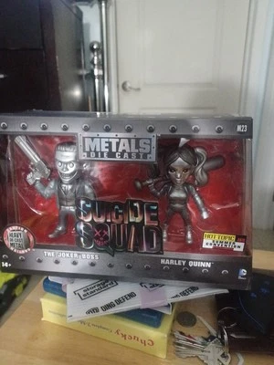 Figura Diecast Jada Toys Metals: M23 The Joker Boss & Harley Quinn 2016 HotTopic Foto 1 de 4