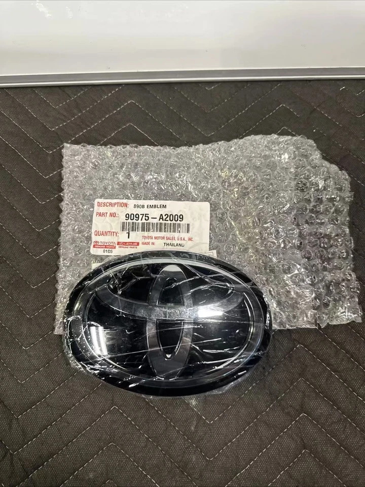 2021 - 2023 Toyota Camry Front Grille Emblem ACC Radar OEM 90975-A2009 Foto 1 de 4