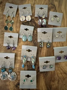 Lote de 13 pares de pendientes colgantes y tachuelas de gancho tono plata verde púrpura turquesa - Imagen 1 de 15