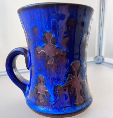 Кружка кофейная ручная работа прочная кобальтовая и желтовато-коричневая 4 7/8 дюйма, 13 унций от Shelby - Изображение 1 из 4