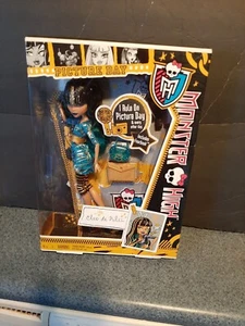 2012 MONSTER HIGH PICTURE DAY CLEO DE NILE (Y4313 NEU IN VERSIEGELTER VERPACKUNG) - Bild 1 von 3
