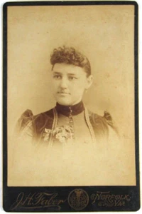 Antik 1880er Jahre J.H. Faber Schrankkarte vergoldete Kanten Frau im hochgeschlossenen Kleid - Bild 1 von 6