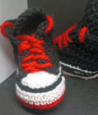 Zapatos/zapatillas de baloncesto de ganchillo hechos a mano para niños pequeños ideales para fotos Foto 1 de 2