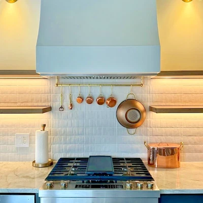 Antiguo riel para olla de cocina de latón artesanal con ganchos dorados "S". Foto 1 de 4