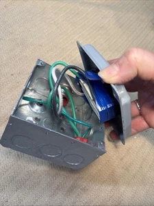 Leviton Twist-Lock 30 Amp 125 Voltios - Imagen 1 de 8