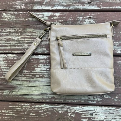Bolso sin asas/muñequera Stone Mountain minimalista beige neutro de cuero sintético para mujer Foto 1 de 4