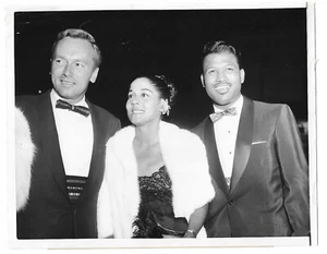 Sugar Ray Robinson +Mrs +Johnny Johnston 1956 Original Vintage Photo sharp clear - Picture 1 of 6