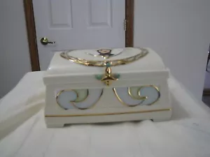 DISNEY LENOX EVIL QUEEN ON THE HUNTSMAN'S BOX SNOW WHITE VILLAIN "RARE" - Picture 1 of 11