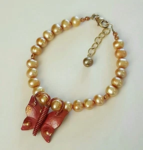 Pulsera Artesanal Perlas con Enfoque Mariposa Cobre Relleno Oro 14K Hecho a Mano EE. UU. - Imagen 1 de 3