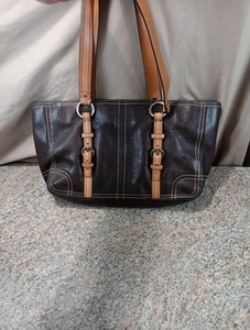 Coach Chelsea Hobo-Schultertasche genarbtes Leder Drehverschluss cognacbraun gebraucht, in einwandfreiem Zustand - Bild 1 von 24
