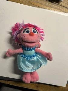 ABBY CADABBY Plüsch Mädchen Fee Sesamstraße rosa Puppe Biegespielzeug C1 - Bild 1 von 6