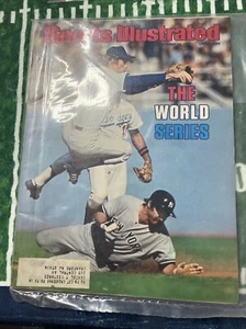 Oct 1977 Sports Illustrated The World Series Thurman Munson & Bill Russell - Picture 1 of 2