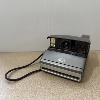 Cámara instantánea de película Polaroid One600 vintage plateada sin probar Foto 1 de 4