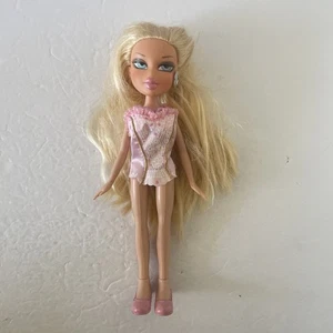 Bratz Puppe Cloe mit rosa Schuhen und 1 Silberohrring - Bild 1 von 4