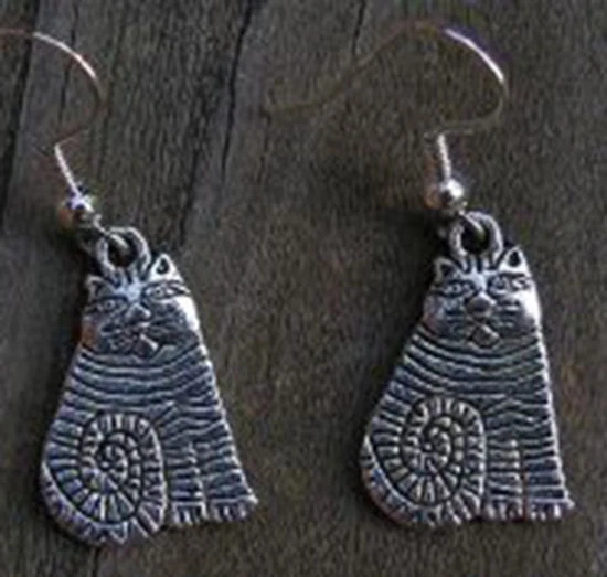 Pendientes de gato grasa sentado a rayas de peltre Foto 1 de 1