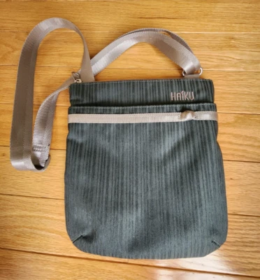 Bolso Bandolera Organizador Haiku RFID Verde Oscuro Rayas Nylon Foto 1 de 4