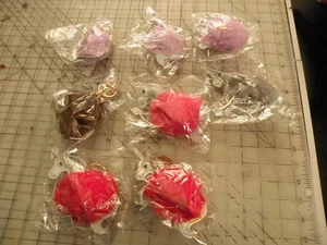 8 beflockte Einhörner 3D Schlüsselanhänger oder Taschenclip NEU IN PAKETEN 3 FARBEN - Bild 1 von 6