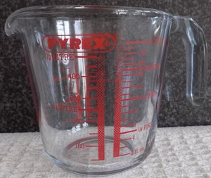 Pichets à mesurer vintage en verre pyrex 1 pinte lettrage rouge ex avec - Photo 1/3
