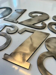 Letras y números metálicos de 10 pulgadas orificios de montaje con acabado oxidado o natural disponibles - Imagen 1 de 12
