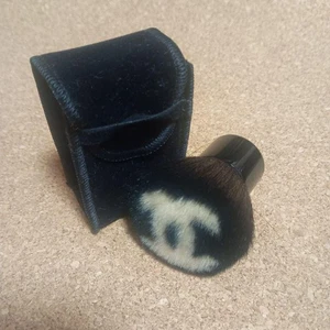 Brocha de Maquillaje Logo CHANEL con Estuche de Terciopelo -, Muy Buen Estado - Imagen 1 de 8