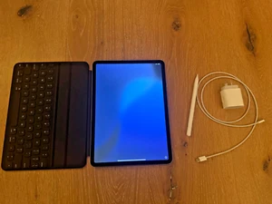 iPad Pro 11" 4th Gen (M2) 128GB WiFi w/Apple Smart Keyboard Folio and Pencil - Picture 1 of 3