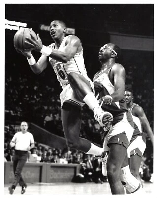 MICHAEL HOLTON Charlotte Hornets Moses Malone Basketball NBA 8x10 Photo 1989 - Image 1 of 2