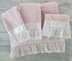 4-teiliges Set NACH DEM BADEN Luxus Handtücher Rosa mit besticktem Satin Spitzenborte USA - Bild 1 von 10