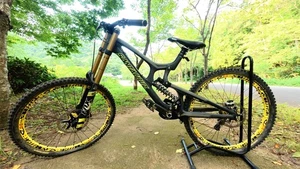 Santa Cruz DH Bike – Fox 40 Factory Kashima, SAINT, DeeMax Ultimate – Pro-Level - Picture 1 of 14