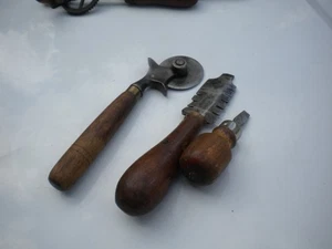 Attrezzi manuali vintage vecchi manici - Foto 1 di 1