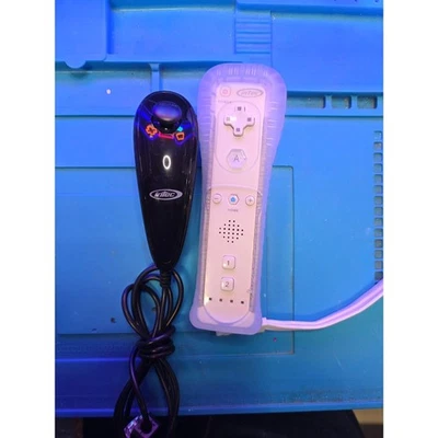 Nintendo Wii Remote and Nunchuk - Image 1 of 2