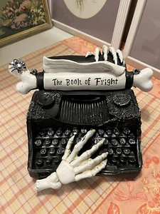 Halloween Das Buch des Schreckens schwarze Schreibmaschine mit Skelett Händen gruselige Deko Goth - Bild 1 von 5