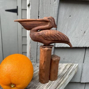 Pelícano de madera tallada de 6,5" en muelle de 3 postes escultura artística de colección - Imagen 1 de 6
