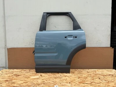 ОРИГИНАЛЬНАЯ ЗАДНЯЯ ЛЕВАЯ ВОДИТЕЛЬСКАЯ ДВЕРЬ FORD BRONCO SPORT 2021-2025 В СБОРЕ (СИНЯЯ) - Изображение 1 из 4