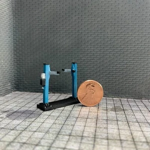 Diorama De Garaje De Servicio De Coche 1/87 Con Elevador De 2 Postes - Imagen 1 de 4