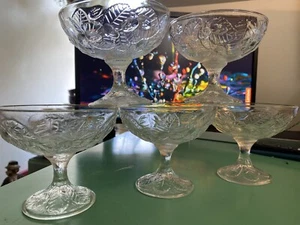 5 Vintage erhabene Blätter Gläser mit Fuß Dessert Sherbert Eisschalen - Bild 1 von 8