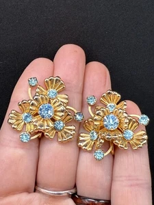 Orecchini vintage con strass blu acqua tono oro fondello a vite - Foto 1 di 6