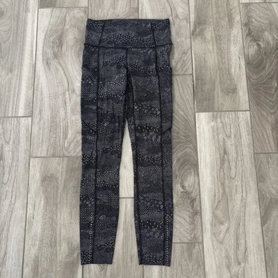"Leggings Lululemon Negro Blanco Floral Estampado Abstracto 25"" en Bolsillos de Alijo Talla 4" Foto 1 de 4