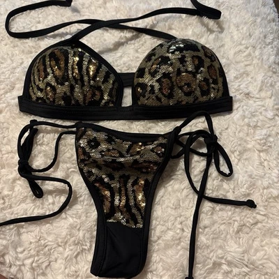 Conjunto de bikini Venus de lentejuelas de leopardo - parte superior triangular brillante y parte inferior lateral de lazo Foto 1 de 3