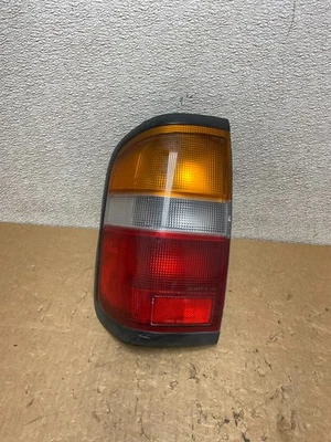 Luz trasera lateral izquierda Nissan Pathfinder 1996-1998 OEM V5635 DW Foto 1 de 4