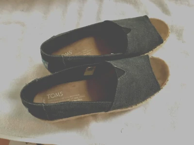 Zapatos de lona Toms para mujer punta abierta gris carbón talla 6W Foto 1 de 4