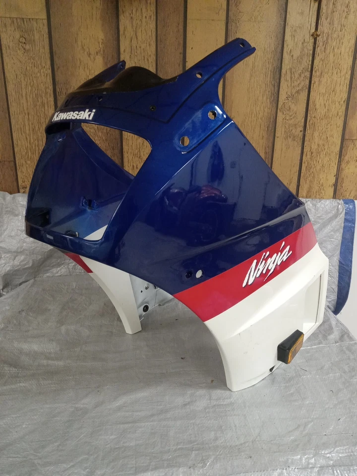 Carenado faro superior OEM 84/85 Kawasaki Gpz600r en colores originales. Foto 1 de 4